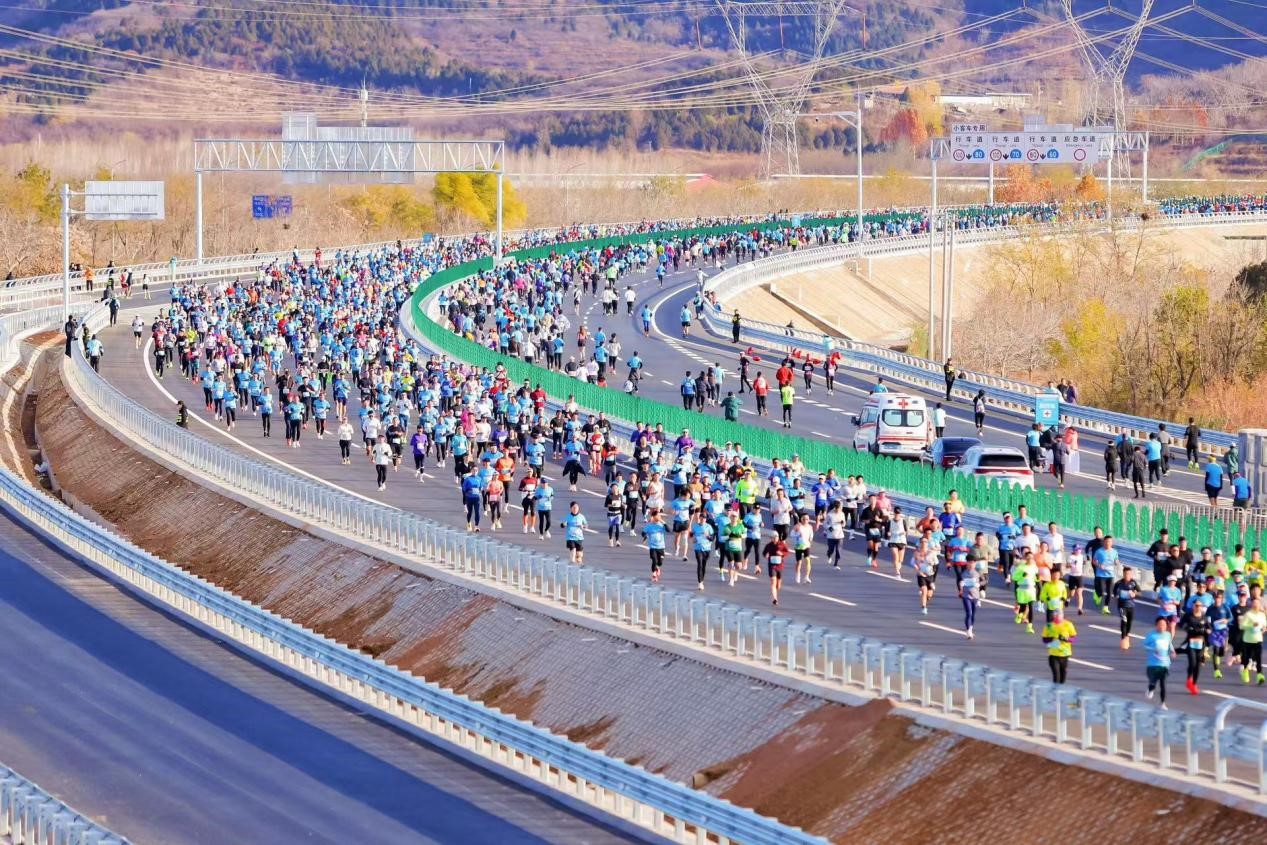 2025平谷桃花半程马拉松创新赛道引跑者热议