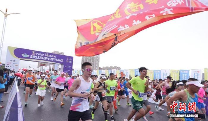 富锦半程马拉松选手奔跑金色稻田感受生态之美