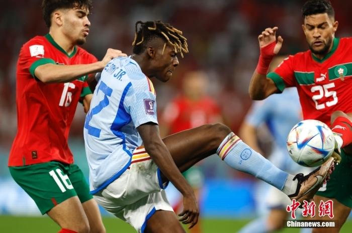 当地时间12月6日，2022卡塔尔世界杯1/8决赛继续进行，摩洛哥队与西班牙队的比赛在教育城球场打响。本场比赛，两队在常规时间和加时赛均无法取得进球，双方进入点球大战。在点球大战中，摩洛哥队凭借门将布努的神奇发挥，两次扑出西班牙球员的点球射门，帮助摩洛哥队淘汰西班牙队，历史首次闯入世界杯8强。图为西班牙球员(蓝)在比赛中。中新社记者 富田 摄