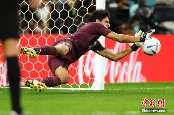 当地时间12月6日，2022卡塔尔世界杯1/8决赛继续进行，摩洛哥队与西班牙队的比赛在教育城球场打响。本场比赛，两队在常规时间和加时赛均无法取得进球，双方进入点球大战。在点球大战中，摩洛哥队凭借门将布努的神奇发挥，两次扑出西班牙球员的点球射门，帮助摩洛哥队淘汰西班牙队，历史首次闯入世界杯8强。图为摩洛哥门将布努在比赛中。中新社记者 富田 摄