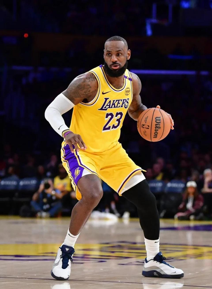 勒布朗·詹姆斯降薪留队 助湖人重燃争冠希望