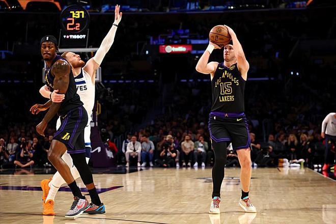 湖人逆转森林狼，里夫斯三双助球队登顶西部第